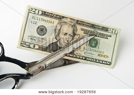 Tyve dollar bill med saks skæring valuta til at symbolisere 