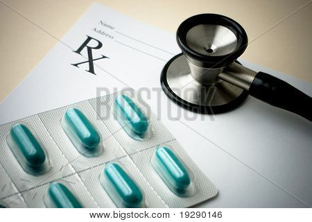 Se concentrer sur Rx aux formalités administratives de prescription à côté du stéthoscope