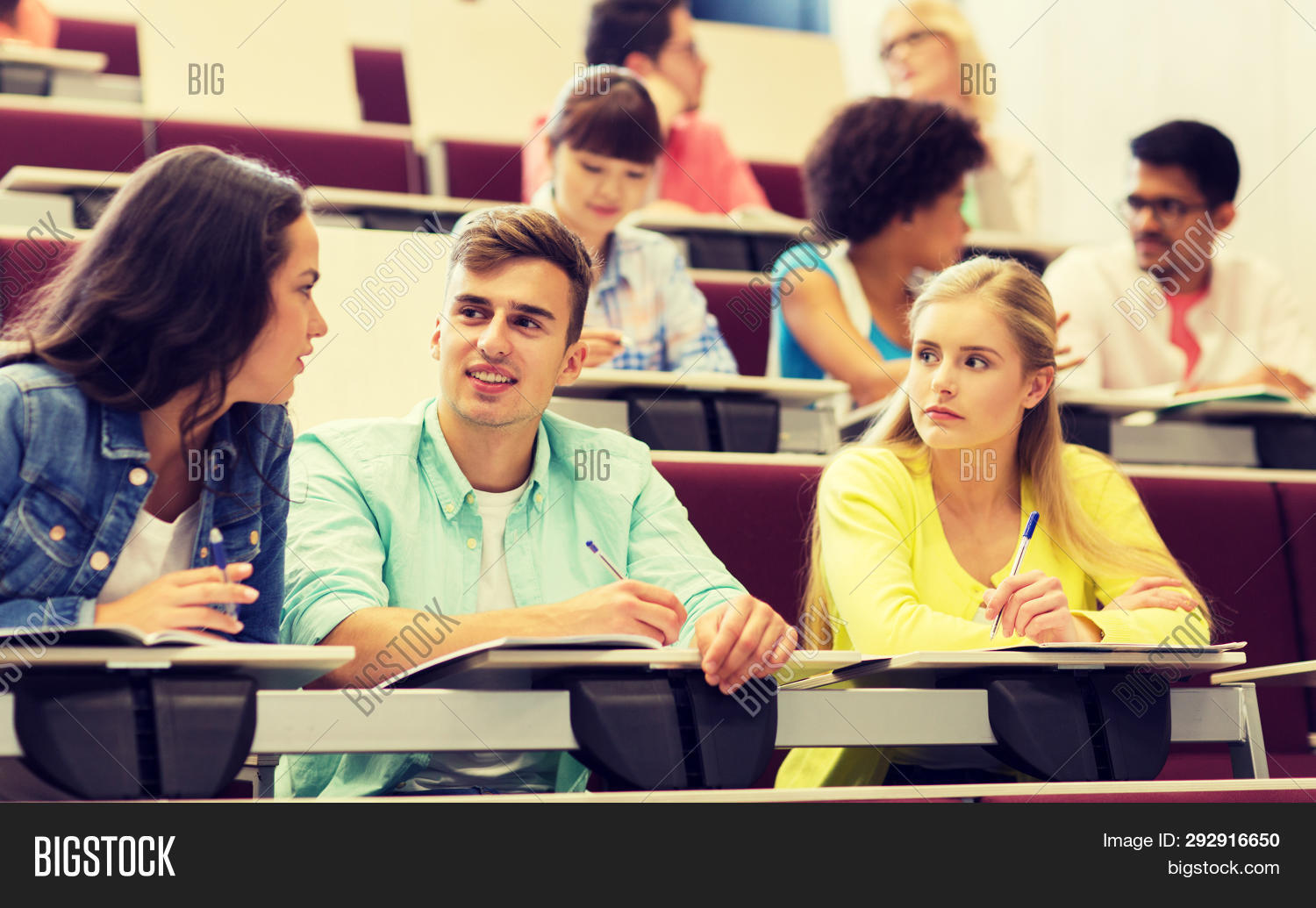 Индивидуальное обучение в университете. Преподаватель и студент. Индивидуальные занятия. Занятия в институте. Курсы.