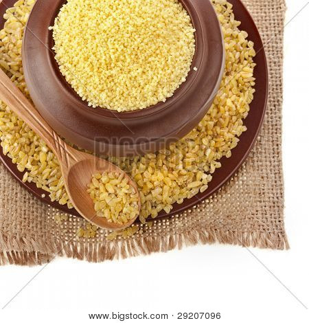 Brei Kuskus Couscous mit Bulgur, isolated on white