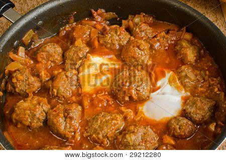 모로코 kefta 계란 (Mkaouara)와 토마토 소스에