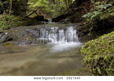 Petite rivière avec une cascade