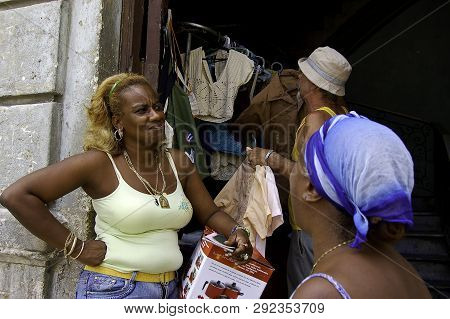 7 April 2007-havana-cuba-cuban Ladies Chatting On The Road