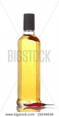 bouteille de poivre rouge et vodka piment isolé on white