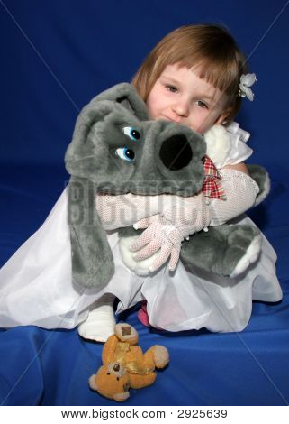Ragazza con giocattoli