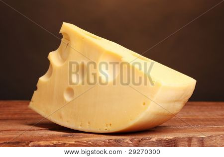? heese su tavola di legno nella stanza