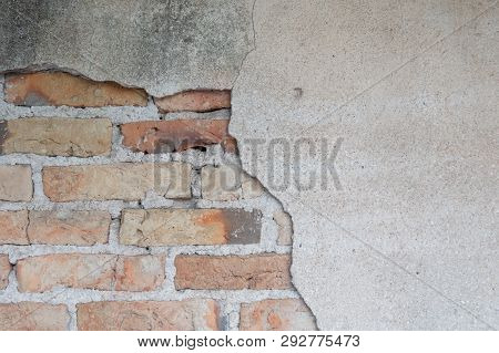 The Wall Is Made Of Brick And Then Painted In White. There Are Creepers On The Left Wall. This Wall