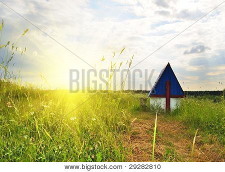 Salida del sol sobre el campo verde con dibujar bien