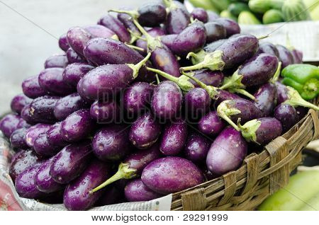 Melanzane viola su un mercato