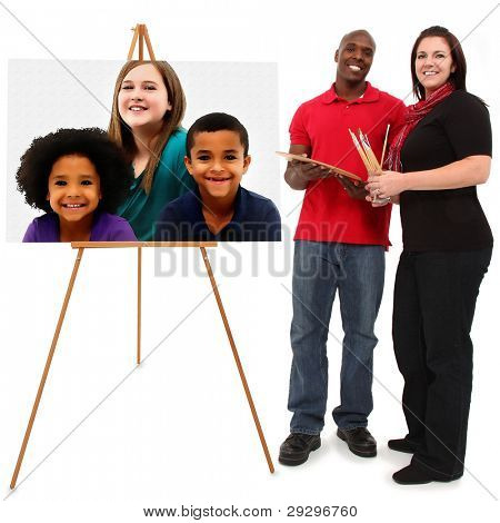 Gyönyörű Interracial családi portré, az anya és apa festés gyermekek portré a festőállvány, mint wh