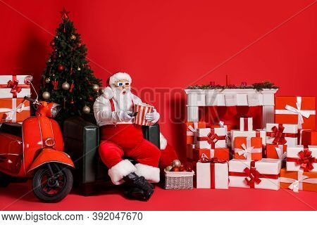 Full Length Photo Of Astonished Santa Claus Switch Control 3d Film Hold Pop Corn Box Isolated On Red