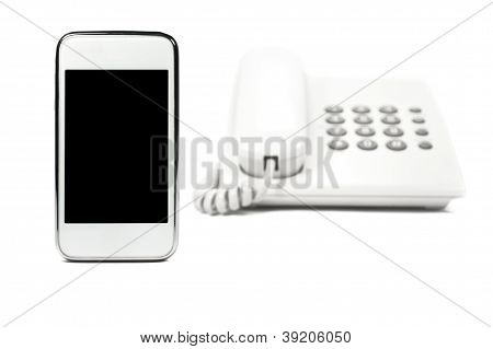 Smartphone och telefon isolerad på vit