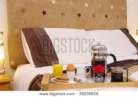 Ovo cozido pequeno-almoço na cama de Hotel