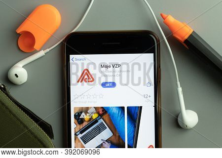 New York, Usa - 26 October 2020: Moje Vzp Mobile App Icon Logo On Phone Screen Close-up, Illustrativ