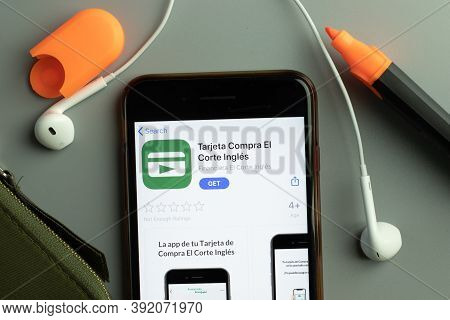 New York, Usa - 26 October 2020: Tarjeta Compra El Corte Ingles Mobile App Icon Logo On Phone Screen