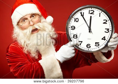Foto dell'orologio di azienda Santa mostrando cinque minuti alla mezzanotte e attenzione sulle prossima Christma