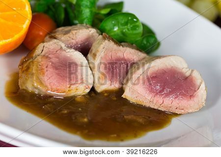 filetto con salsa, tavolo festivo, close up shot