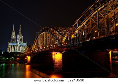 Hautpbanhof e Dom de Koln