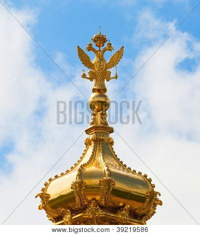 Крупным планом Золотой двойной орел в летнем саду, Петергоф, Россия