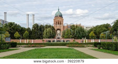 Вид Michaelkirche от Розенгартен в районе Кройцберг, Берлин