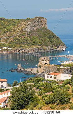 Panoramaudsigt over Praia a Mare. Calabrien. Italien.