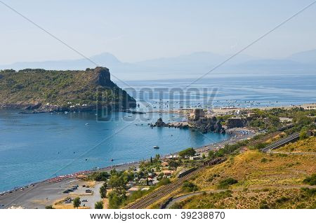 Panoramaudsigt over Praia a Mare. Calabrien. Italien.