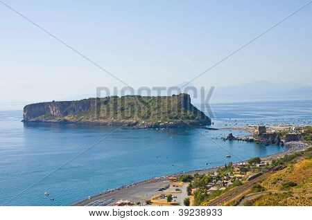 Panoramaudsigt over Praia a Mare. Calabrien. Italien.