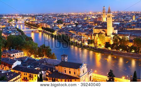 Vista notturna della città di Verona. Italia