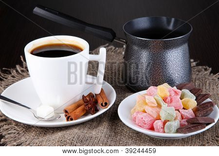 Weiße Tasse türkischen Kaffee mit Rahat Freude und Kaffeemaschine auf Holztisch
