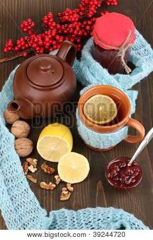 Hilfreiche Tee mit Marmelade für Immunität auf Holztisch Nahaufnahme