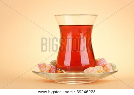 Glas türkischen Tee und Freude, Rahat auf Beige Hintergrund