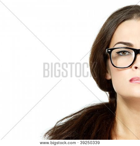 Ritratto di donna caucasica attraente con gli occhiali, metà del viso sopra il bianco, studio