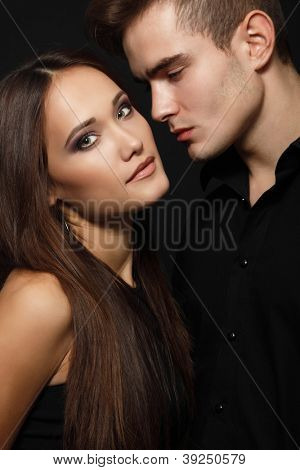 Passione sexy coppia, bella giovane uomo e donna closeup, studio colpo sopra nero