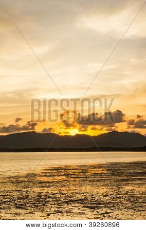 Po zachodzie słońca nad zatoką Yamu, Phuket, Tajlandia