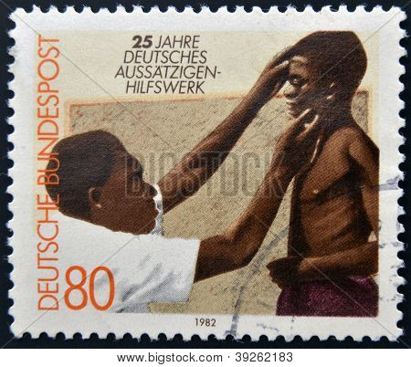 Deutschland ca. 1982: eine Briefmarke gedruckt in Deutschland, die deutsche Hilfe fÃ¼r Leprakranke Arzt zeigt Jahr gewidmet