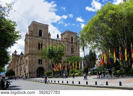 Cuenca, Ecuador-october 30,2020: Inmaculada Concepcion Cathedral (new Cathedral) And Park Abdon Cald