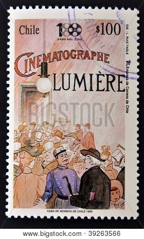 Cile - CIRCA 1995: Un francobollo stampato nel Cile spettacoli poster per commemorare il primo film di cinema ci