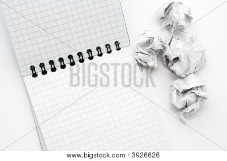 Um caderno em branco aberto isolado