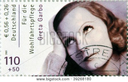 เยอรมนี - เซอร์กา 2001:A แสตมป์พิมพ์ในเยอรมนีแสดงนักแสดงหญิง Greta Garbo เซอร์กา 2001