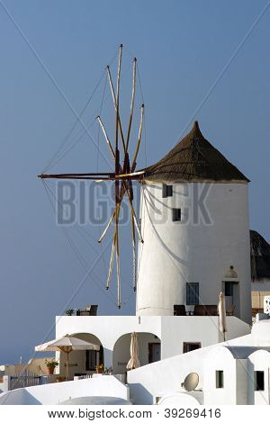 Typické větrný mlýn v Oia