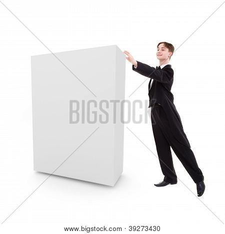 คนที่แต่งตัวในแบบ Tailcoat ผลักดันกล่องเปล่า