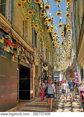 Avignon, France - 28 Juillet 2019: Plenty Of Sunflowers Against A Bleu Sky During Famous Theatre Fes
