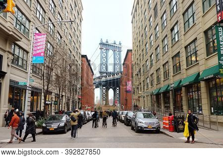 Washington St, Dumbo, Brooklyn, New York, Usa - December 26, 2019: A View Of Washington Street With 