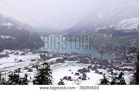 ทะเลสาบอัลไพน์และหมู่บ้านใน Winter(Switzerland)