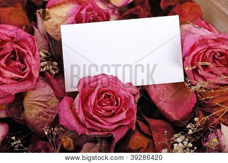 บัตรสีขาวเปล่าที่ มีกุหลาบแห้ง