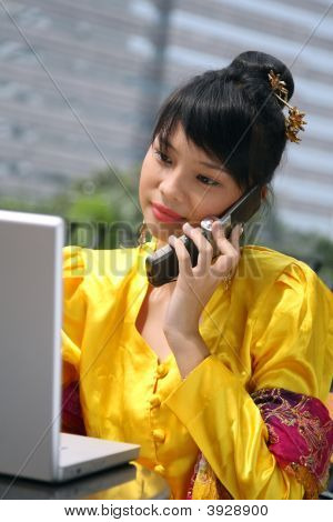 Attraente ragazza asiatica sul telefono