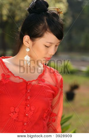 Attraente ragazza asiatica
