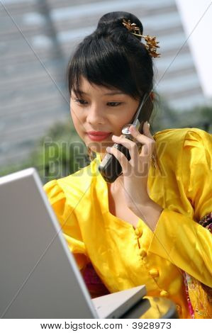 Attraente ragazza asiatica sul telefono