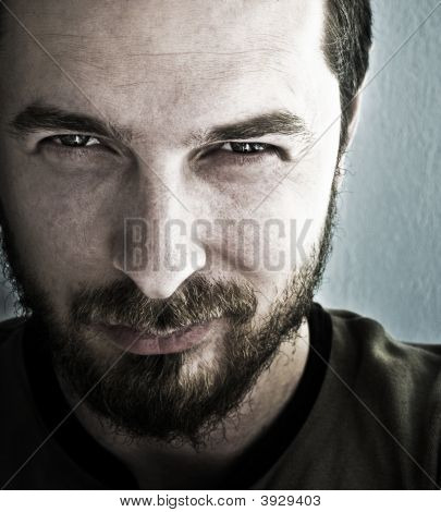 깊은 반짝 눈을 가진 남자