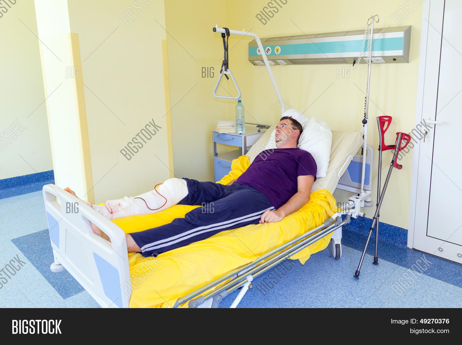 Девушка лежит в реанимации. Послеоперационное вливание. Пациент с инсультом. Пациент лежит. Сколько дней лежат в больнице после операции.